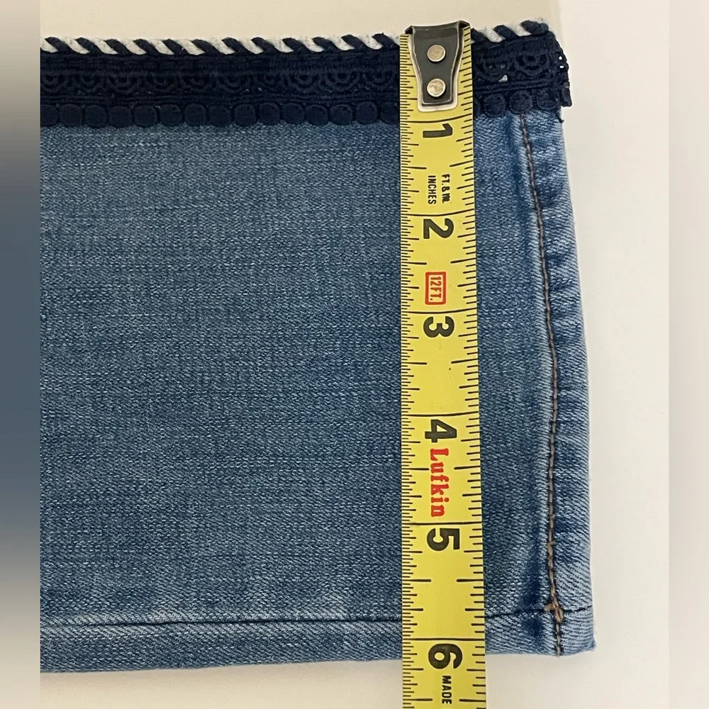 CHICO’S Girlfriend So Slimming Cropped Jean Braided Side Trim Light Wash Size 6